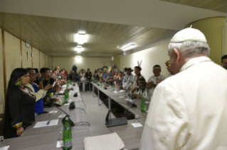Nel pomeriggio di oggi, alle ore 15:30, il Santo Padre ha incontrato un gruppo di una quarantina di indigeni Nel pomeriggio di oggi, alle ore 15:30, il Santo Padre ha incontrato un gruppo di una quarantina di indigeni